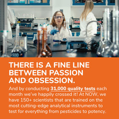 Comparación de tamaño de softgel NOW Boswellia junto a una moneda para escala
