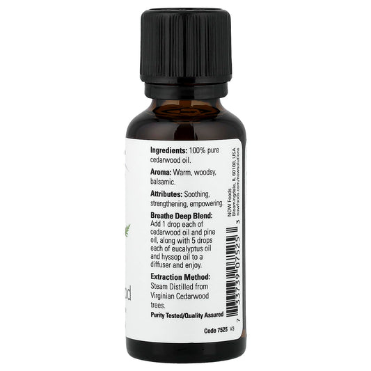 Now aceite de cedro gota en dedo mostrando textura ligera y facilidad de mezcla