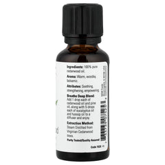Now aceite de cedro gota en dedo mostrando textura ligera y facilidad de mezcla