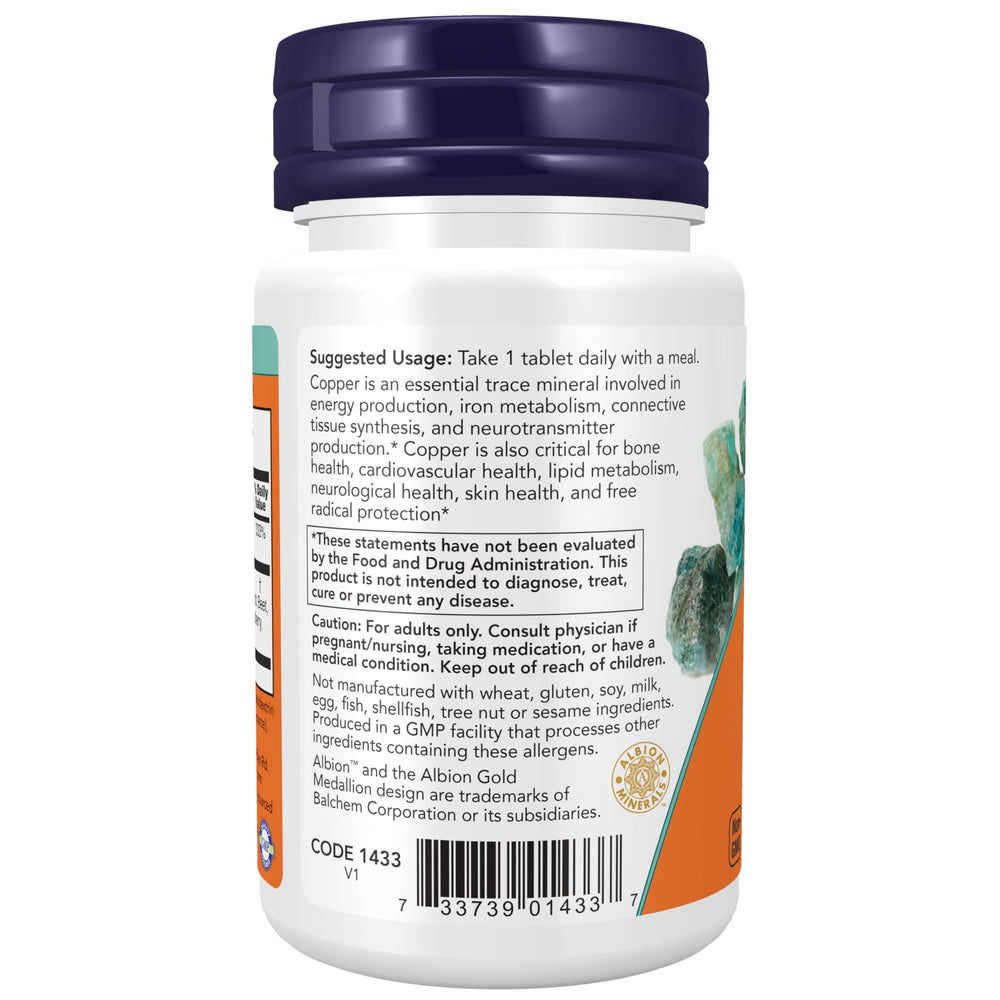 tableta de NOW Foods Copper Glycinate en mano para comparar tamaño y dosificación