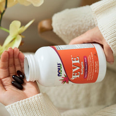 NOW Foods softgels Eve en contexto de rutina matutina, sugiere integración diaria sencilla