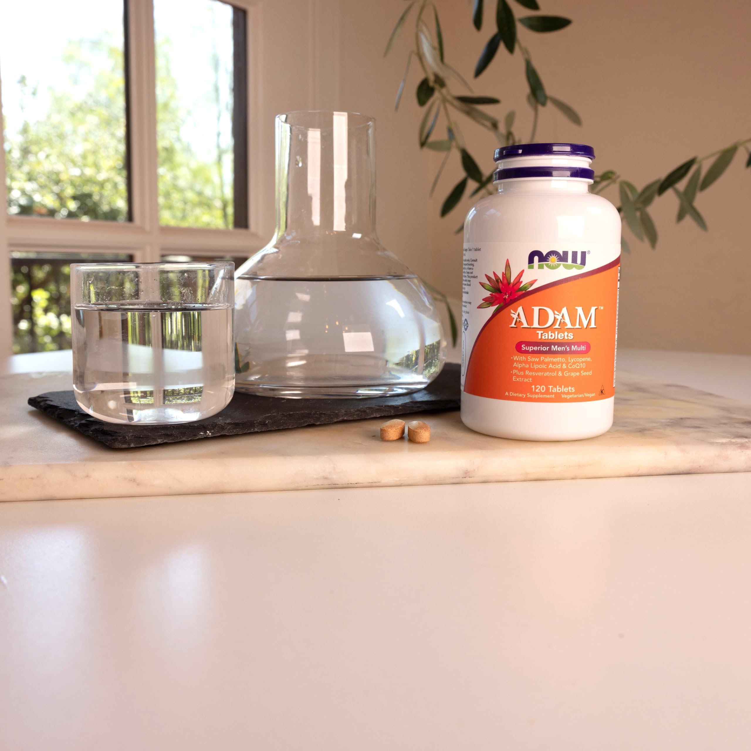 Escena de estilo de vida con NOW Foods ADAM en cocina para rutina saludable