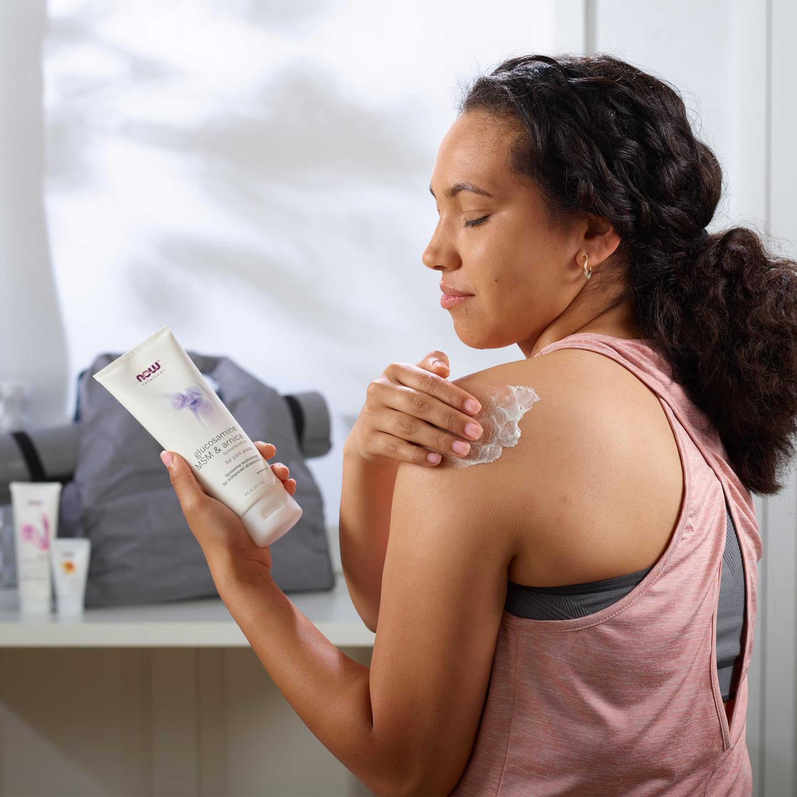 NOW Foods aplicación en mano y rodilla mostrando fácil masaje y absorción