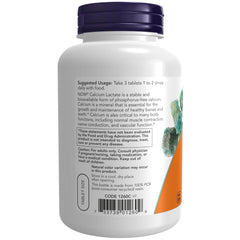 Mano sosteniendo comprimidos de NOW Calcium Lactate para visualizar tamaño y facilidad de ingestión