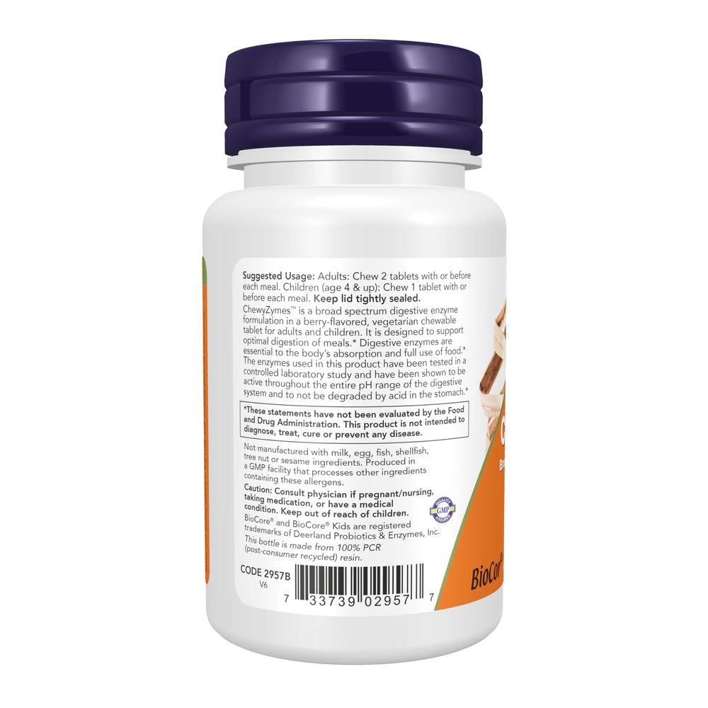 Persona masticando ChewyZymes de NOW Foods para digestión con sabor berry