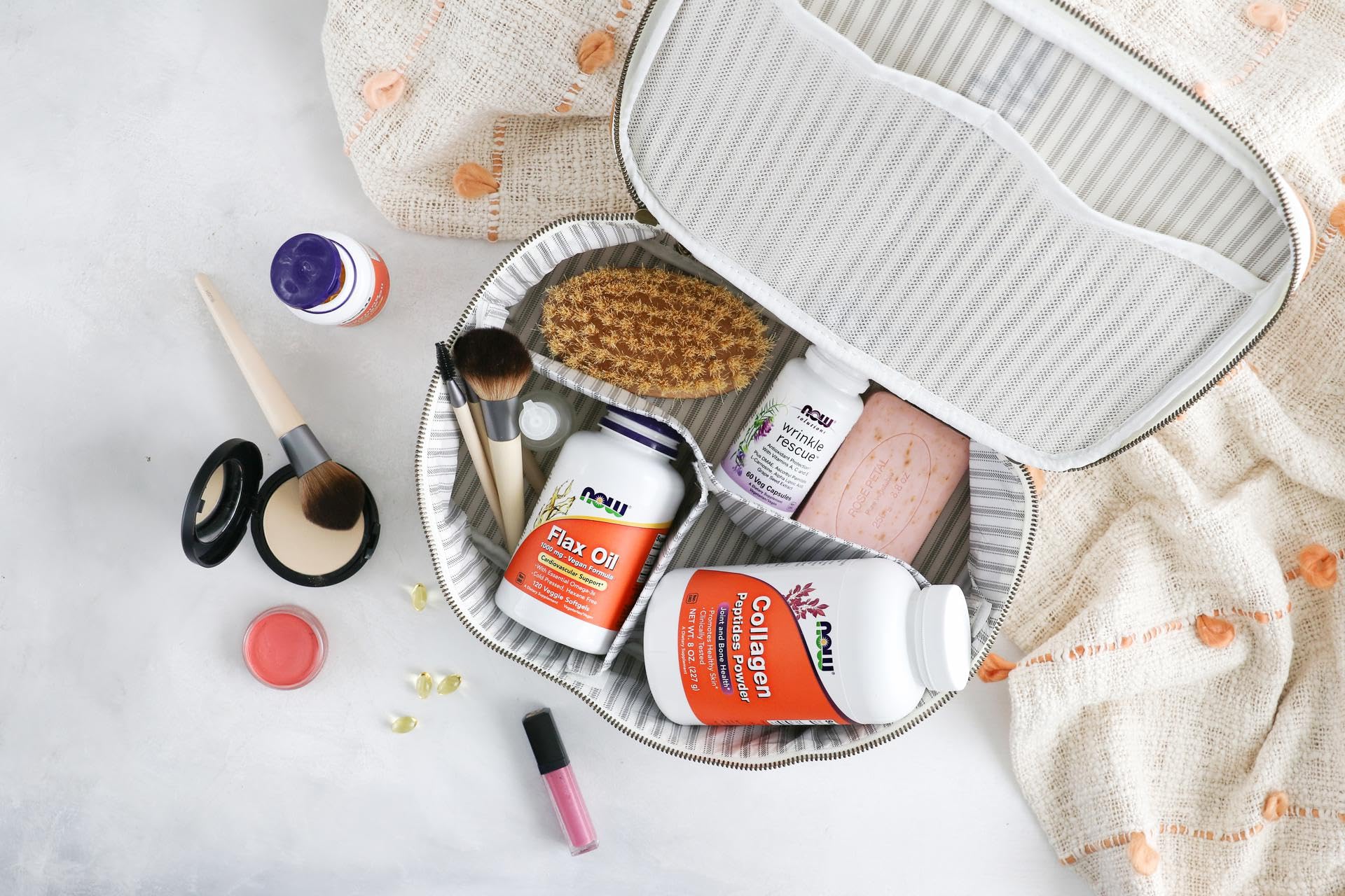 NOW Foods frasco 8 oz junto a objeto de referencia, escala clara