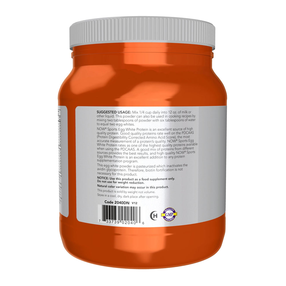 Close-up del polvo NOW Foods Egg White mostrando textura fina y soluble
