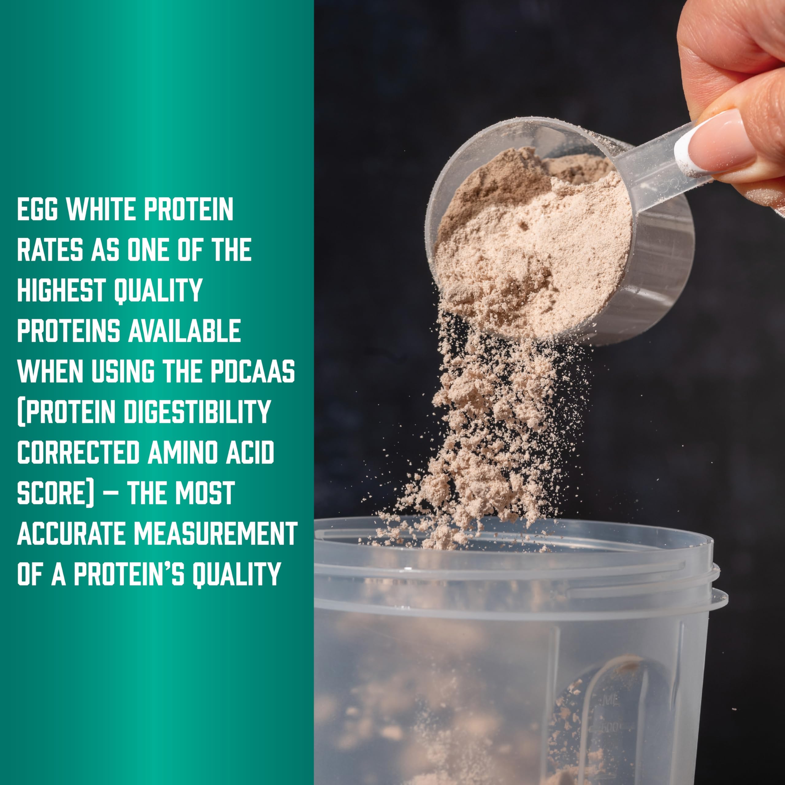 Comparación de tamaño del envase NOW Foods Egg White Protein junto a una botella de agua