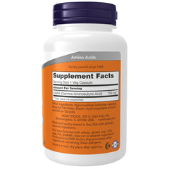 Now Foods cápsulas en mano para visualizar facilidad de ingestión