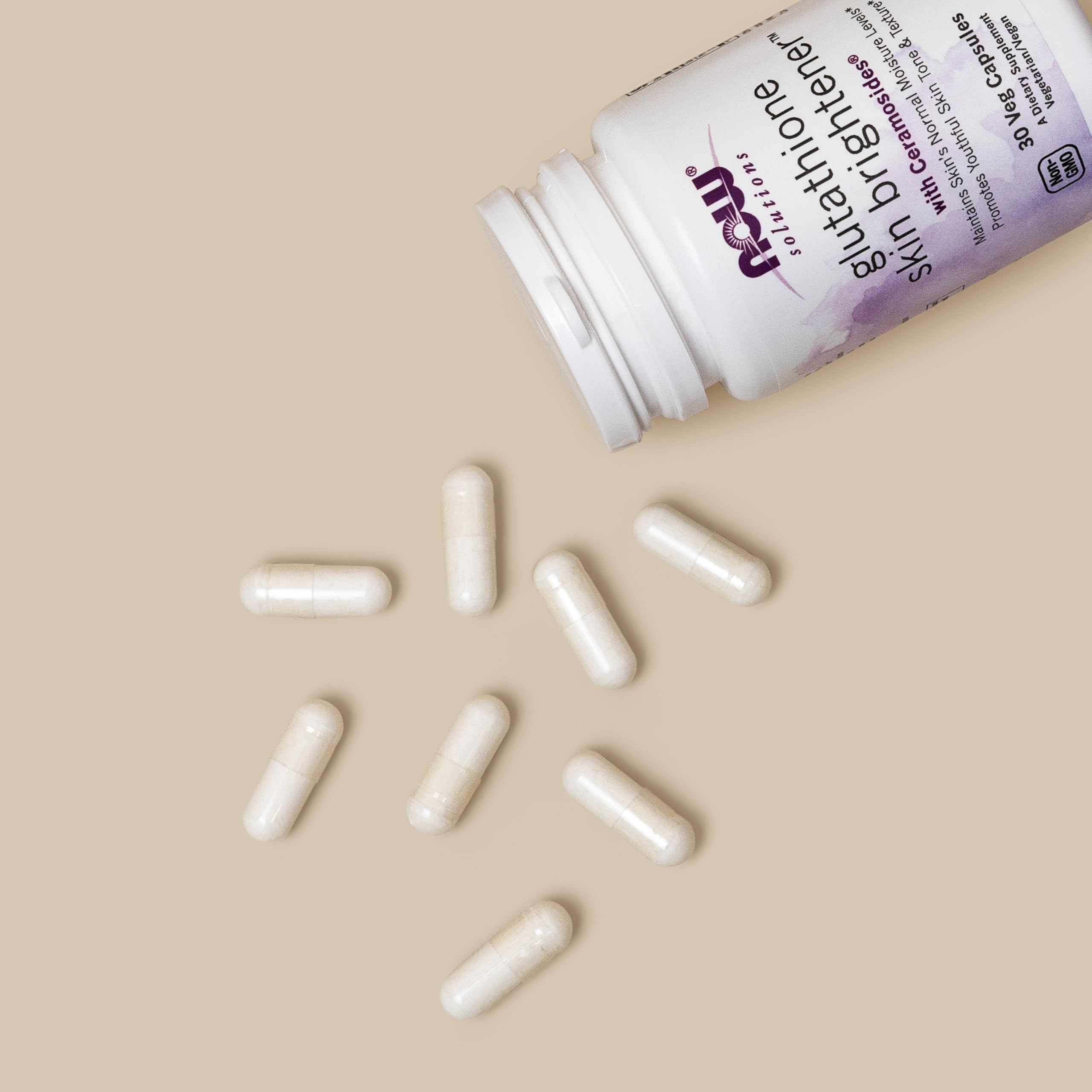 NOW Foods mujer sonriente con piel luminosa mostrando mejora estética