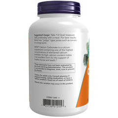 NOW Foods mano vertiendo polvo en vaso para mezclar y consumir
