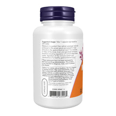NOW Foods tabletas en mano para comparar escala y facilitar dosis