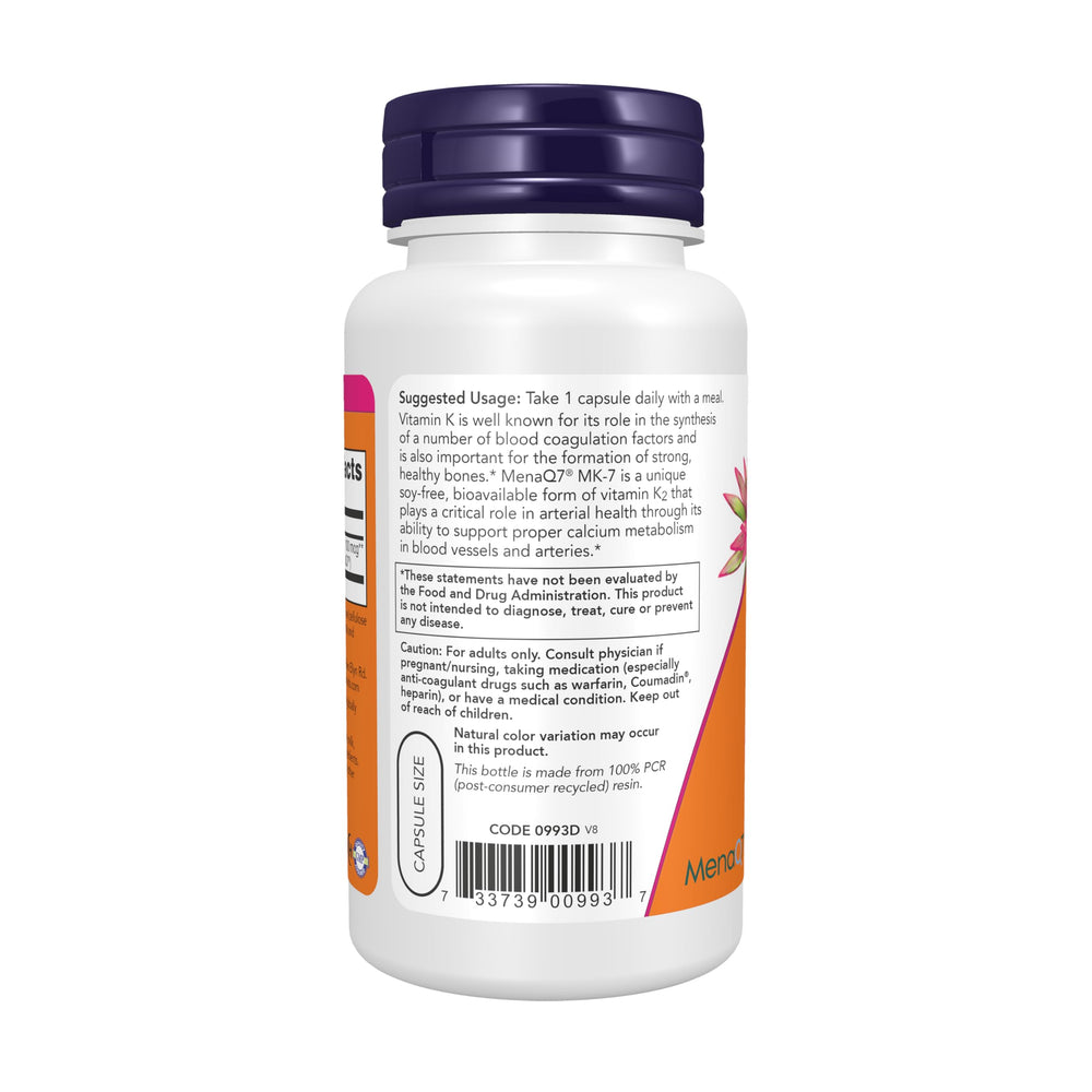 NOW Foods cápsula MK-7 junto a moneda para mostrar tamaño práctico
