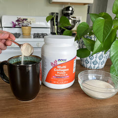 NOW Foods polvo añadido a receta caliente ilustrando versatilidad culinaria