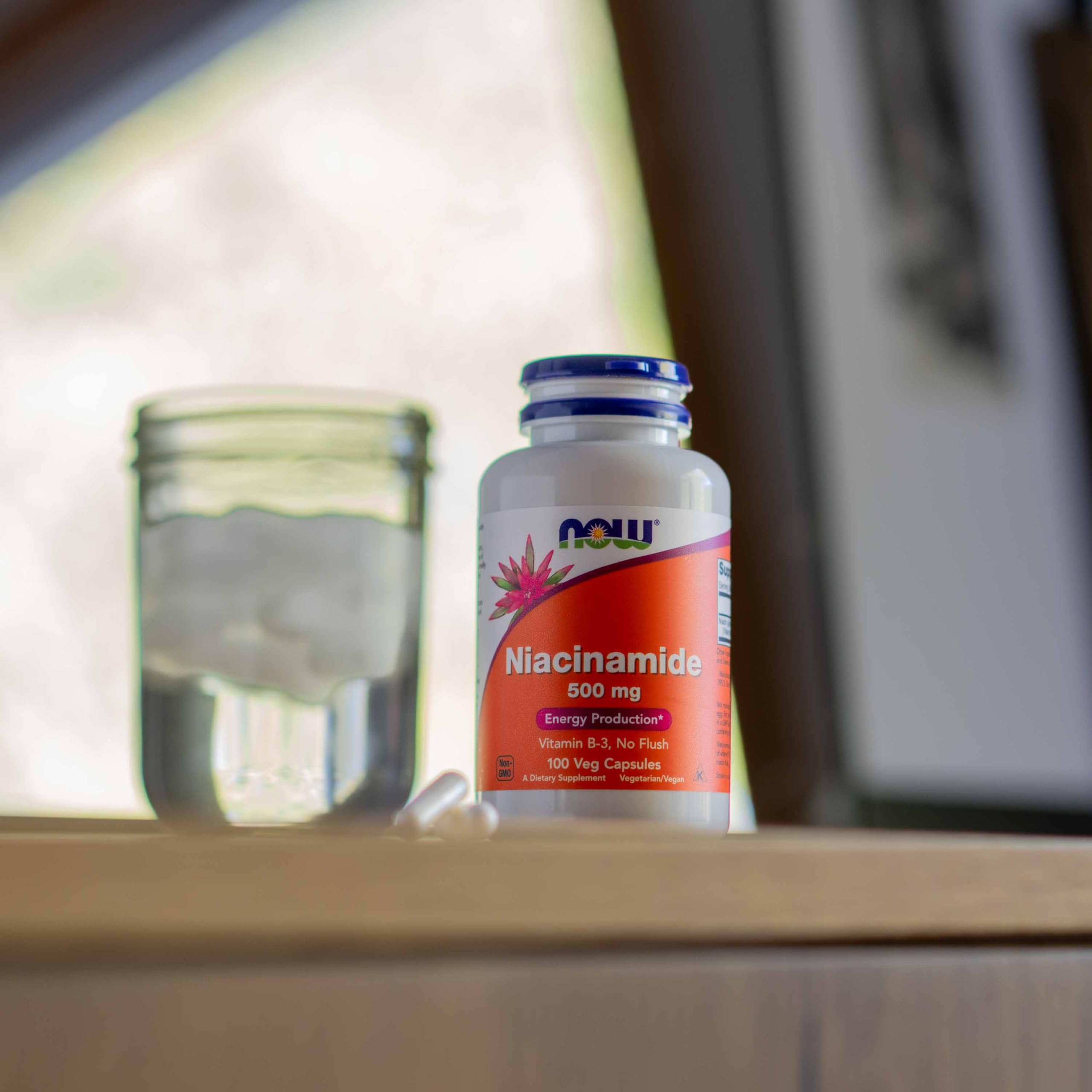 Escena de uso en cocina con suplementación diaria NOW Foods Niacinamide integrable