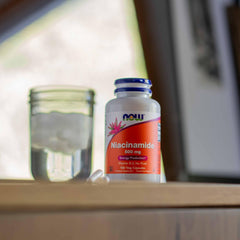 Escena de uso en cocina con suplementación diaria NOW Foods Niacinamide integrable