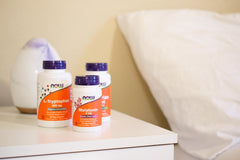 NOW Foods producto sobre mesita de noche evocando ayuda al descanso