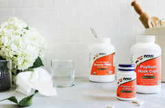 Cápsula abierta de Now Foods mostrando el polvo de psyllium soluble
