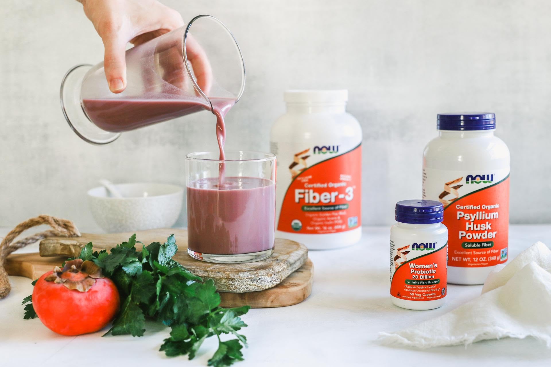 NOW Foods envase junto a objetos para comparar tamaño