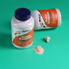 NOW Foods suplemento junto a plato casero, sugiere apoyo digestivo tras comidas completas