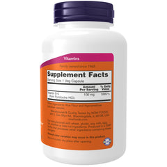 NOW Foods primer plano de una cápsula vegetal para apreciar tamaño