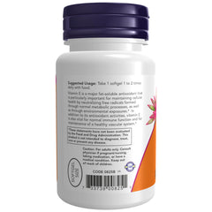 Softgel NOW Foods Vitamina E en mano para mostrar tamaño y facilidad de tragar