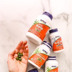 NOW Kelp Powder junto a cucharas para comparar volumen y uso