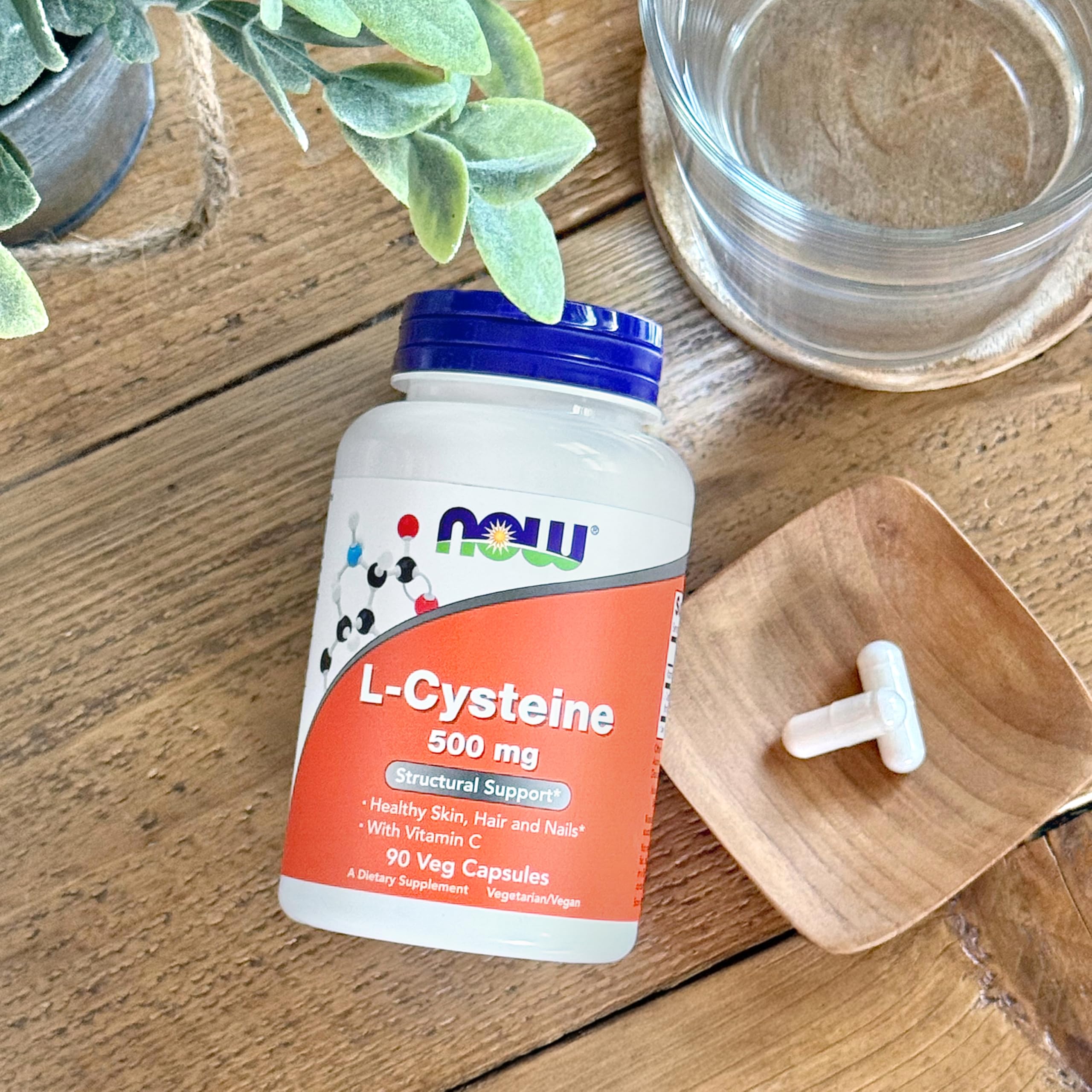 Botella de NOW Foods L-Cysteine ubicada en una cocina para sugerir uso diario en la rutina