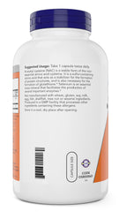 NOW Foods cápsula en mano para comparar tamaño y facilidad de uso