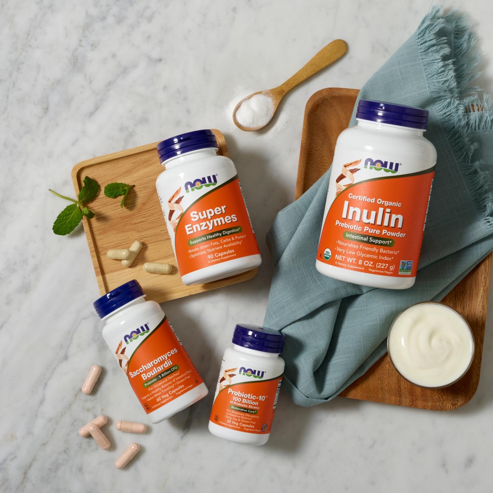 NOW Probiotic-10 caja abierta con cápsulas dispersas, visualización del producto