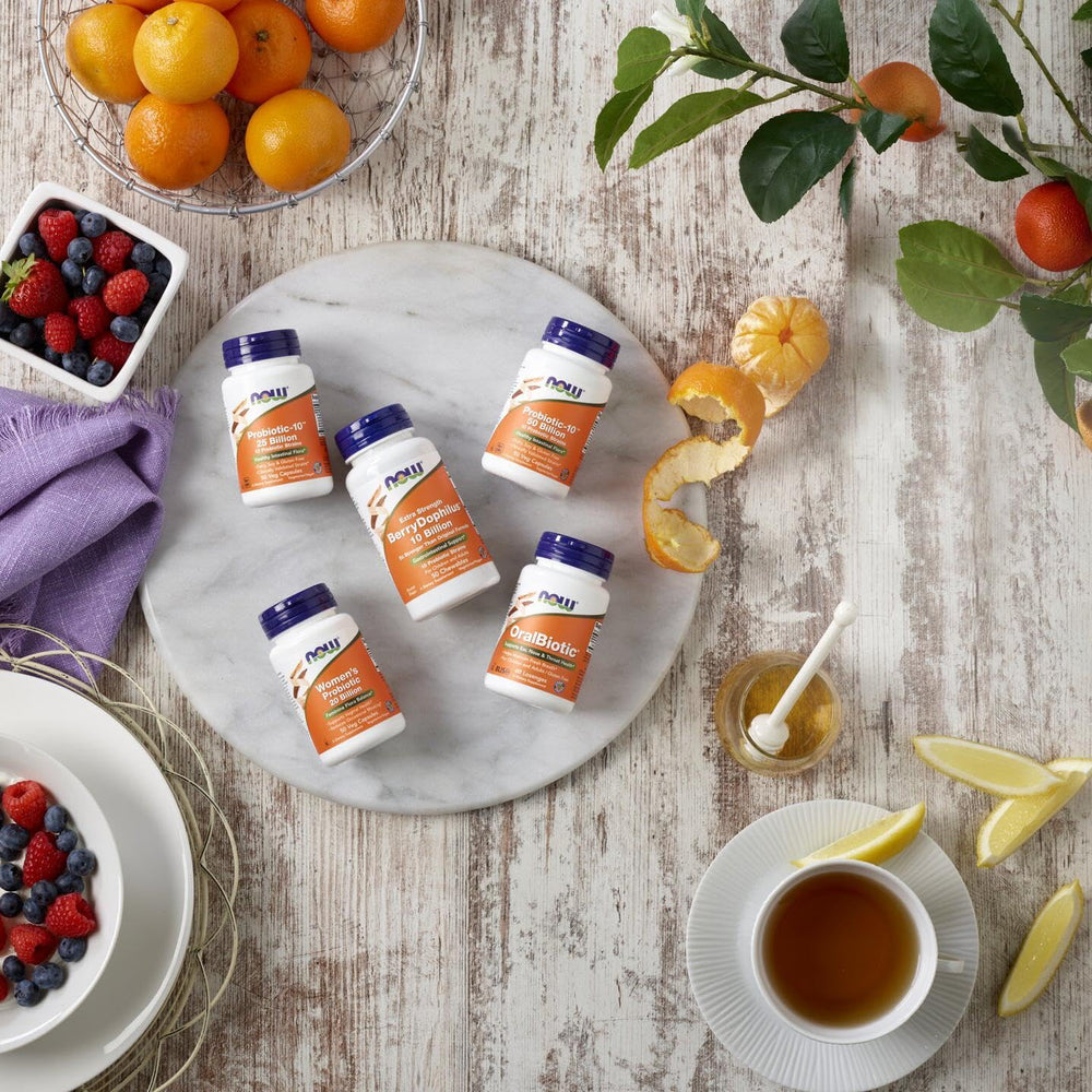 Frasco de NOW Probiotic-10 en una encimera de cocina sugiriendo integración diaria