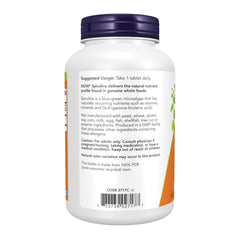 Primer plano de textura de tableta NOW Foods Spirulina que evidencia compactación uniforme