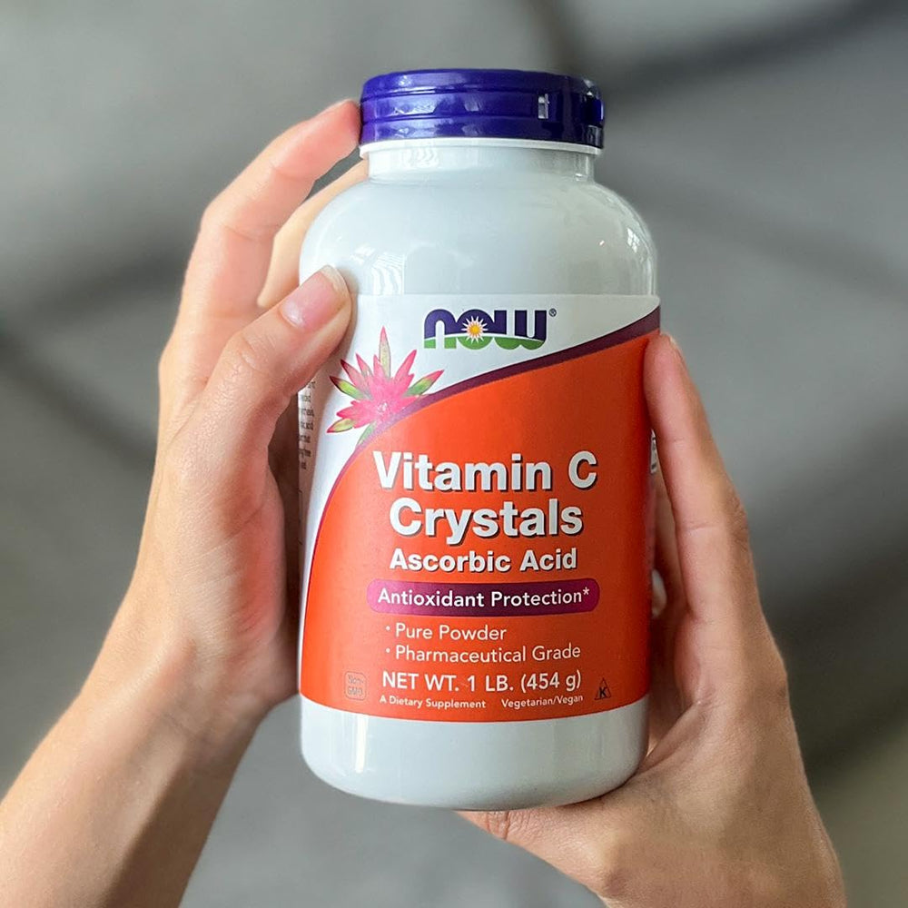 NOW Foods comparación de tamaño con mano para referencia de escala