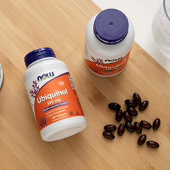 Estilo de vida con frasco NOW Ubiquinol en cocina sana que sugiere integración rutinaria