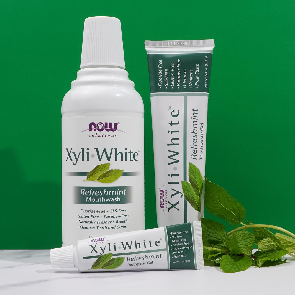 Botella NOW XyliWhite al lado de objetos cotidianos para comparar tamaño y duración del producto