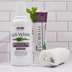 NOW XyliWhite botella junto a regla para escala 16 onzas