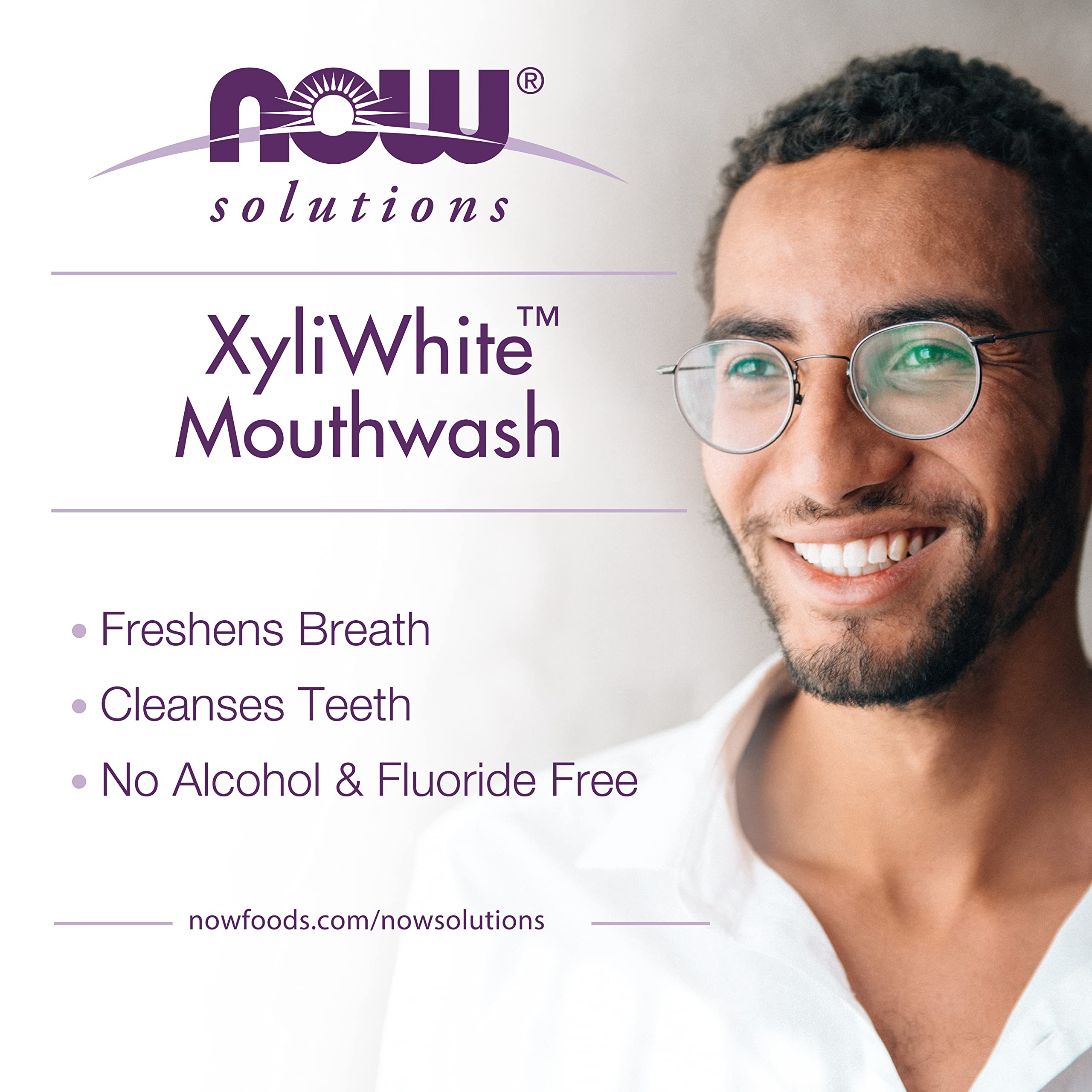 NOW XyliWhite persona enjuagando boca para frescura inmediata