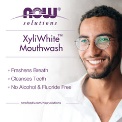 NOW XyliWhite persona enjuagando boca para frescura inmediata