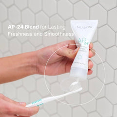 Nu Skin AP 24 crema en cuchara mostrando consistencia y resultado pulido