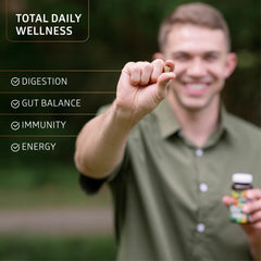 Number One Nutrition tabletas en mano para comparar tamaño y tomar en viaje