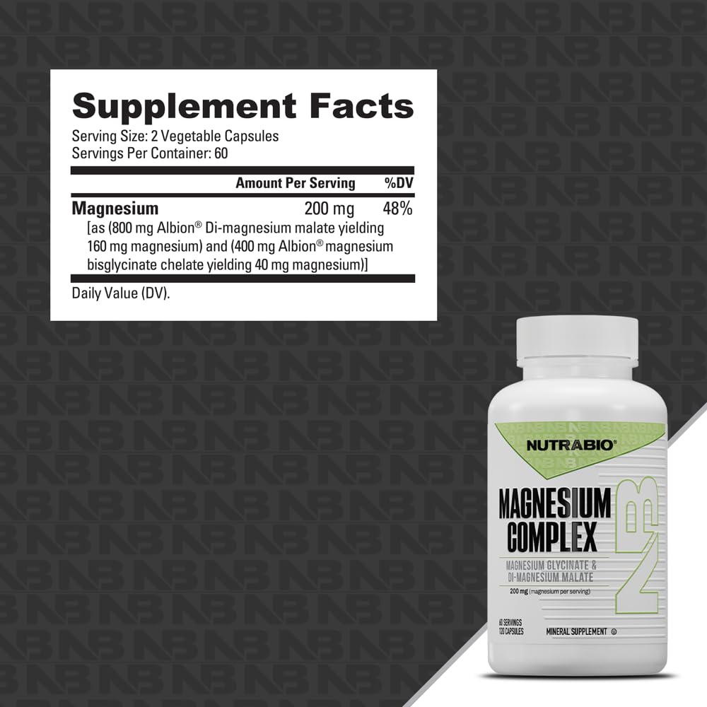 NutraBio cápsula en mano demostrando tamaño y facilidad de tragado