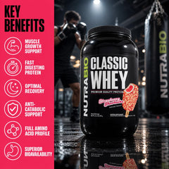 Vaso con batido de Classic Whey listo para beber NutraBio, recuperación conveniente