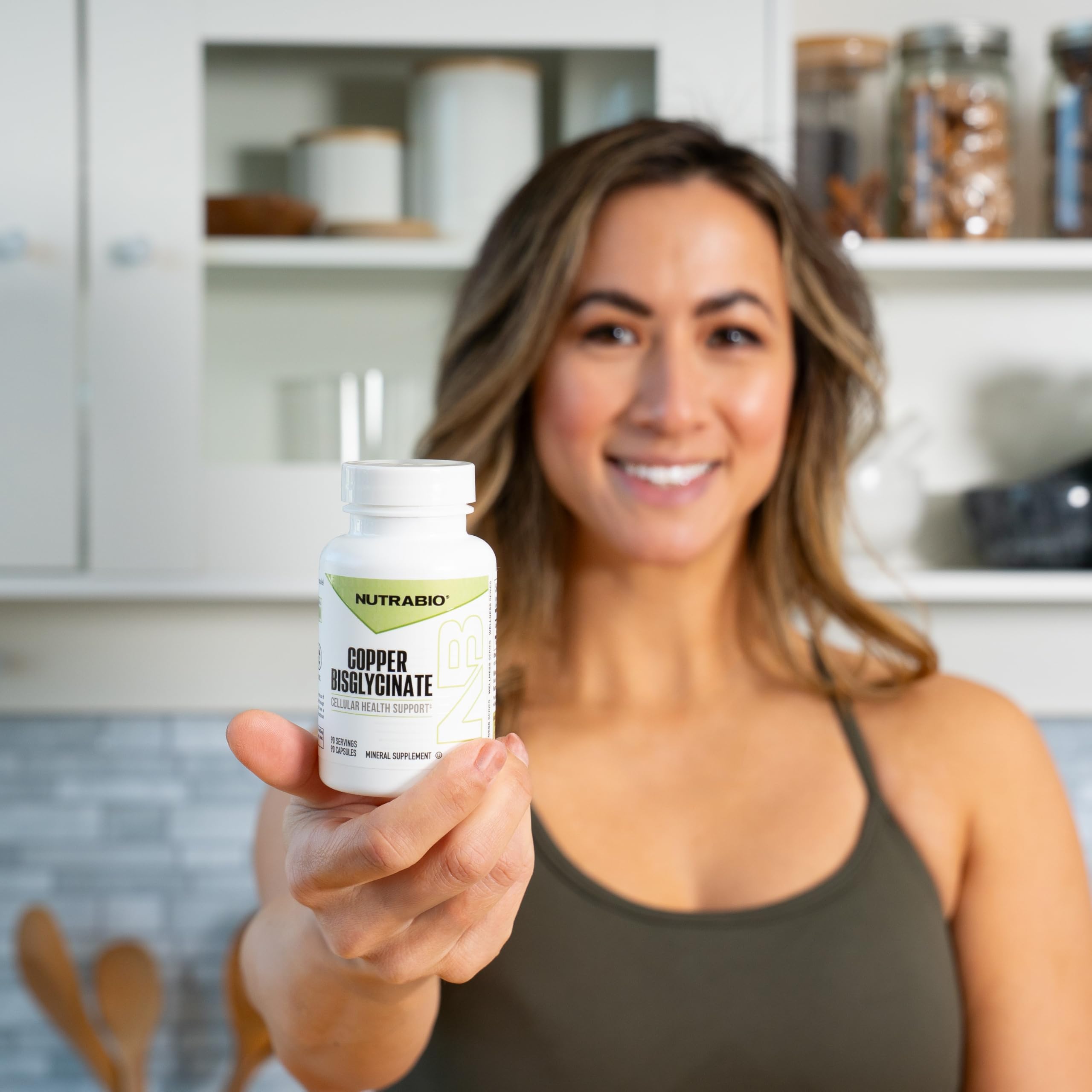 NutraBio envase abierto revelando cápsulas, conveniente para dosis diarias