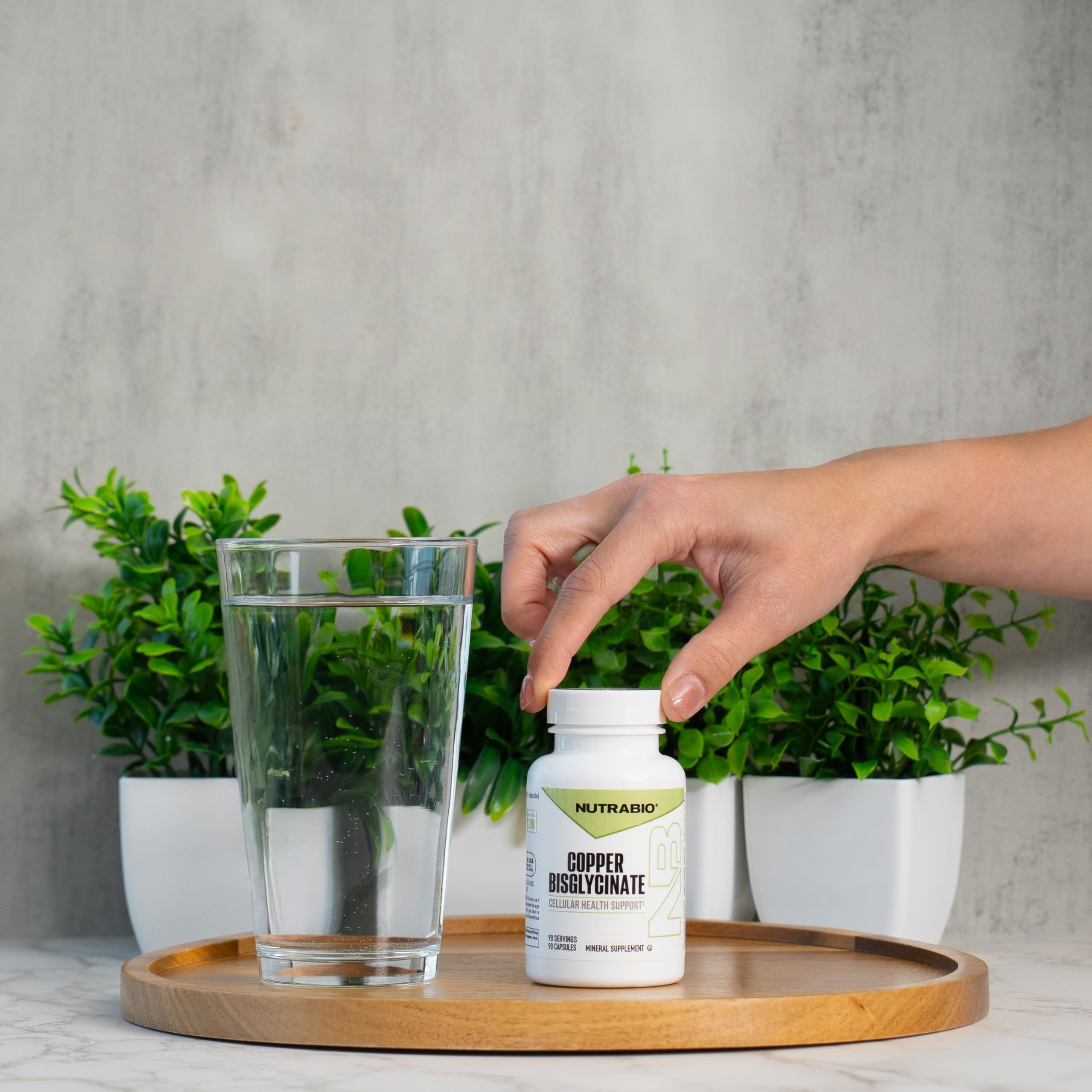NutraBio cápsula en la mano para mostrar escala y tamaño cómodo