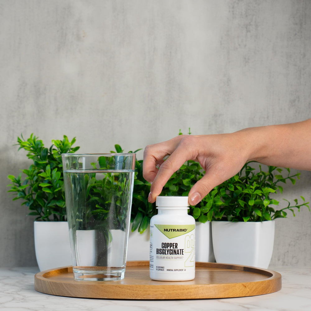 NutraBio cápsula en la mano para mostrar escala y tamaño cómodo