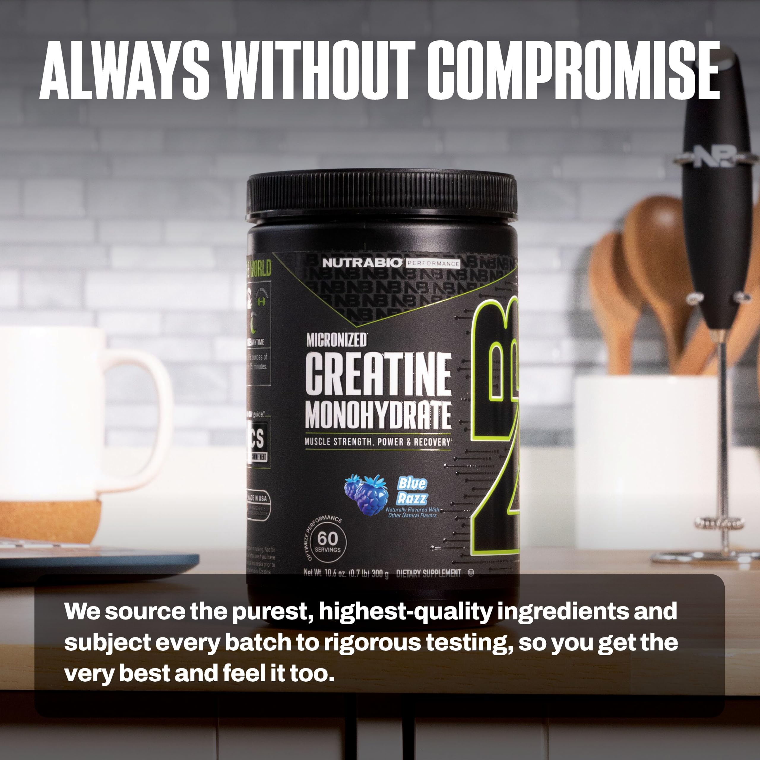 NutraBio manos de deportista mezclando creatina antes de entrenar