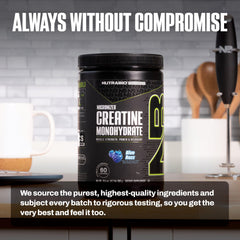NutraBio manos de deportista mezclando creatina antes de entrenar