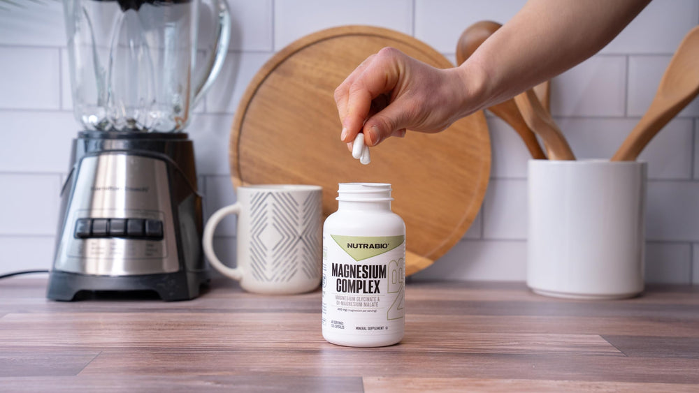 NutraBio envase abierto con 120 cápsulas para visual de cantidad