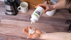 NutraBio producto junto a equipo deportivo mostrando soporte muscular
