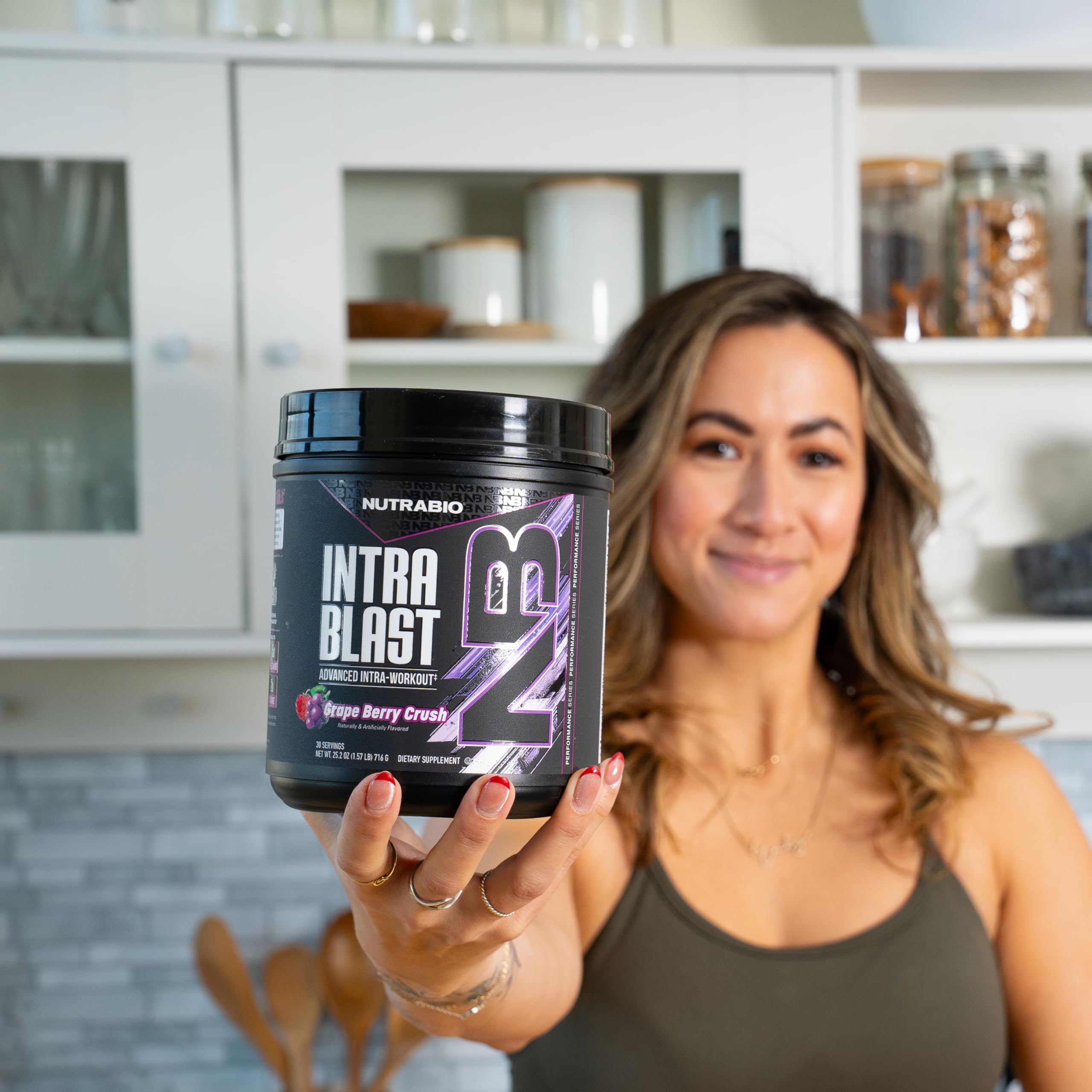 Cucharada medidora con polvo NutraBio Intra Blast lista para preparar bebida